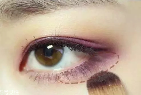 煙熏妝攻略，教你點不一樣的