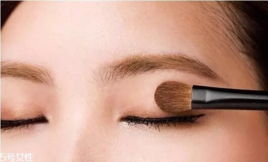 要去面試了，換個(gè)合適的妝容再去吧