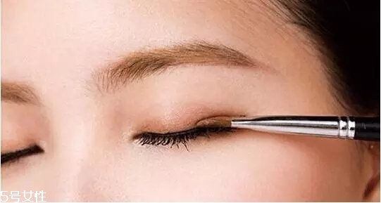 要去面試了，換個(gè)合適的妝容再去吧