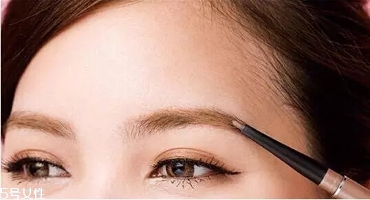 要去面試了，換個(gè)合適的妝容再去吧