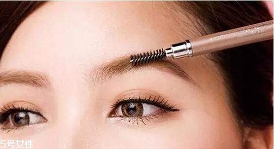 要去面試了，換個(gè)合適的妝容再去吧