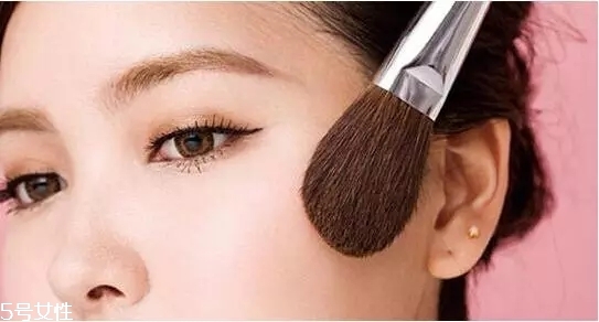 要去面試了，換個(gè)合適的妝容再去吧