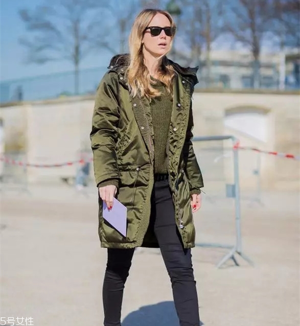 女款羽絨服的搭配技巧 女款羽絨服的搭配技巧