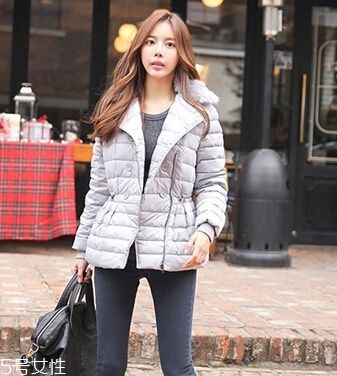 女款羽絨服的搭配技巧 女款羽絨服的搭配技巧
