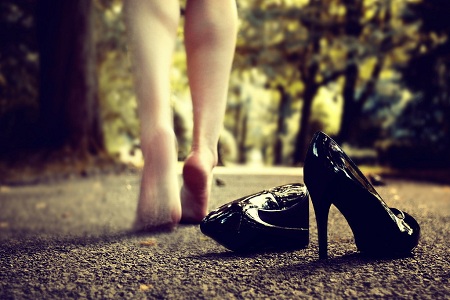 女性穿高跟鞋帶來的危害有哪些需要注意 女性穿高跟鞋帶來的危害有哪些需要注意