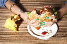 過度節(jié)食容易讓女人花萎黃 過度節(jié)食容易讓女人花萎黃