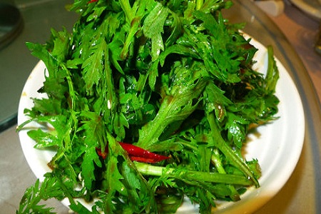 吃火鍋時搭配茼蒿 輕松預防臉部水腫 吃火鍋時搭配茼蒿 輕松預防臉部水腫