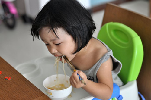 寶寶左撇子要糾正嗎真的更聰明嗎.jpg 寶寶左撇子要糾正嗎真的更聰明嗎.jpg