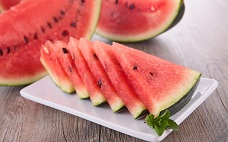 黃西瓜的紅西瓜有什么區(qū)別 黃西瓜和紅西瓜哪個(gè)熱量高