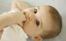 寶寶吃手指對(duì)身體有害嗎 寶寶吃手的害處