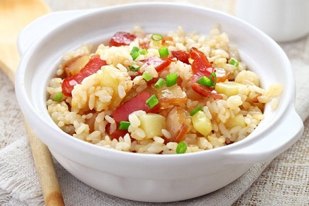 臘肉土豆燜飯怎么做 健康午餐制作方法