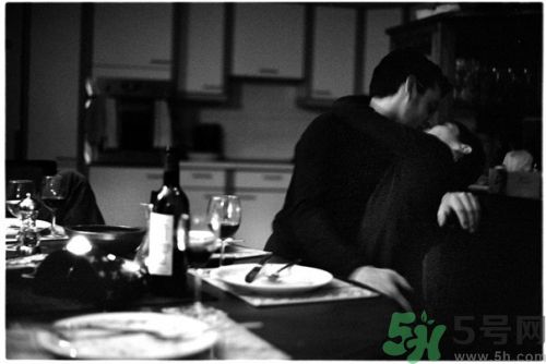 情侶必看 6個讓戀情升溫的小動作 情侶必看 6個讓戀情升溫的小動作