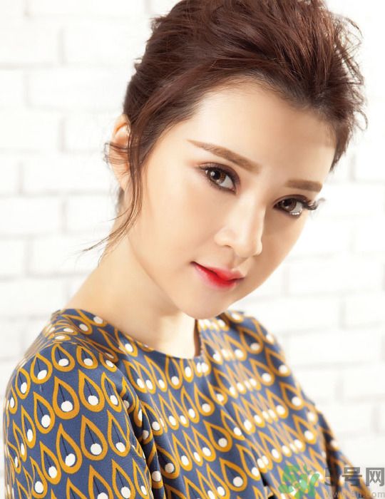 迷惑眼妝正流行 暈染唇搭配灰棕眼眸 迷惑眼妝正流行 暈染唇搭配灰棕眼眸