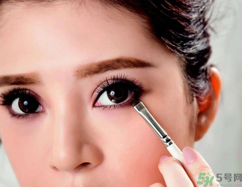 迷惑眼妝正流行 暈染唇搭配灰棕眼眸 迷惑眼妝正流行 暈染唇搭配灰棕眼眸