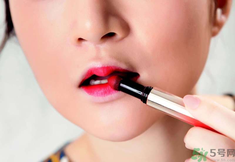 迷惑眼妝正流行 暈染唇搭配灰棕眼眸 迷惑眼妝正流行 暈染唇搭配灰棕眼眸