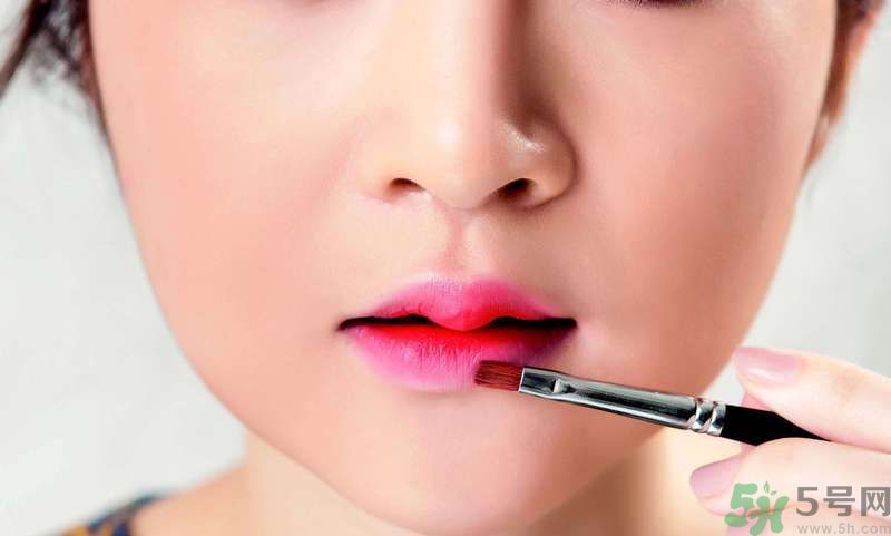 迷惑眼妝正流行 暈染唇搭配灰棕眼眸 迷惑眼妝正流行 暈染唇搭配灰棕眼眸