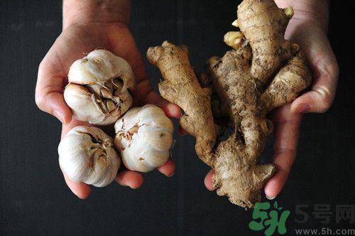 生姜和大蒜能一起吃嗎?生姜和大蒜煮水喝有什么功效 生姜和大蒜能一起吃嗎?生姜和大蒜煮水喝有什么功效