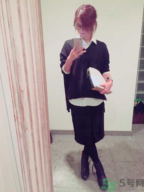 黑白色調(diào)怎么搭配好看?無(wú)彩色系制造出不同穿搭4變化