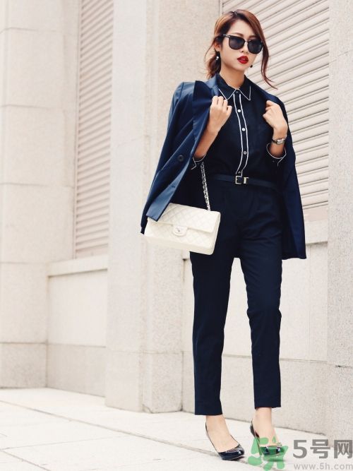 黑白色調(diào)怎么搭配好看?無(wú)彩色系制造出不同穿搭4變化