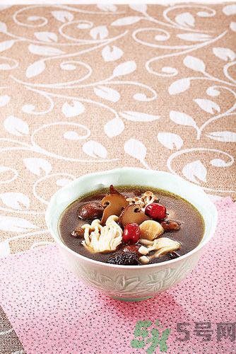 簡(jiǎn)單蔬菜湯的做法有哪此些？蔬菜湯有美容的功效嗎