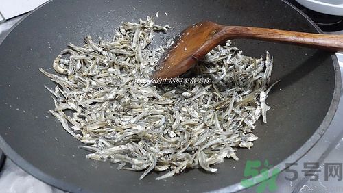 小魚干怎么炒好吃？蜜汁小魚干的做法
