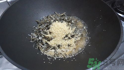 小魚干怎么炒好吃？蜜汁小魚干的做法