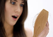 女性掉頭發(fā)很厲害是什么原因？掉頭發(fā)怎么辦？