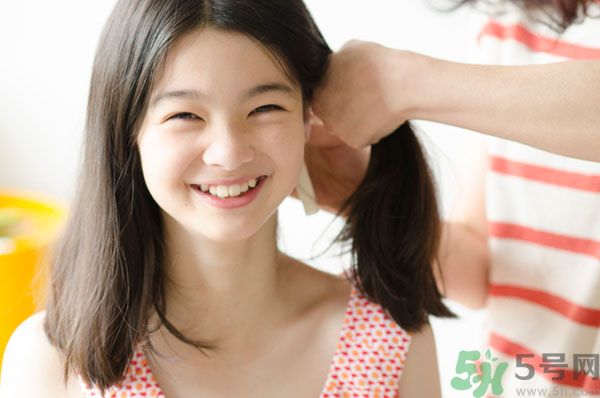 先用護(hù)發(fā)素還是先用洗發(fā)水？洗發(fā)水護(hù)發(fā)素的使用順序？