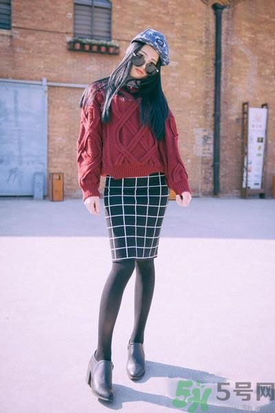 3、【搭配技巧】：黑色毛衣+格子包臀裙+黑色絲襪  【小編點(diǎn)評】：黑色毛衣搭配格子包臀裙，溫暖又有女人味，再配上一條黑色絲襪，十分修飾腿型，顯得整個人既高挑又纖瘦。