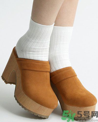 春天怎么穿出清新風(fēng)？日本女生的薩博涼鞋穿搭方法