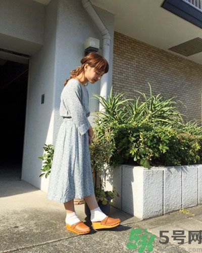 春天怎么穿出清新風(fēng)？日本女生的薩博涼鞋穿搭方法