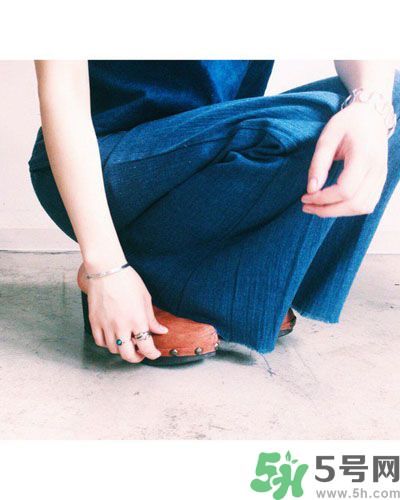 春天怎么穿出清新風(fēng)？日本女生的薩博涼鞋穿搭方法