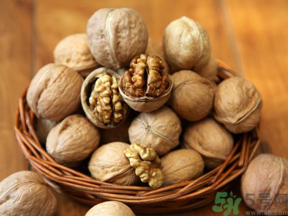 吃核桃能減肥嗎?吃核桃可以瘦身嗎?.jpg 吃核桃能減肥嗎?吃核桃可以瘦身嗎?.jpg