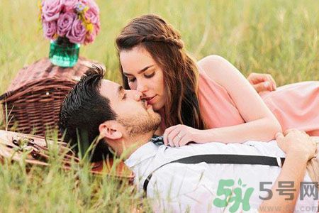 怎么接吻能預(yù)防細(xì)菌感染?情侶接吻嚼一嚼更甜蜜 怎么接吻能預(yù)防細(xì)菌感染?情侶接吻嚼一嚼更甜蜜