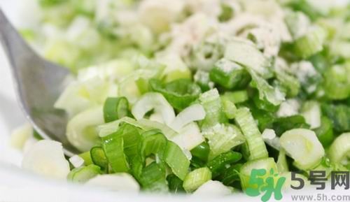 吃蔥后多久能吃蜂蜜?吃了蔥多久可以喝蜂蜜?.jpg 吃蔥后多久能吃蜂蜜?吃了蔥多久可以喝蜂蜜?.jpg