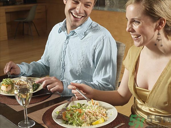 父母逼我想親怎么辦？爸媽總是逼我想親怎么辦？