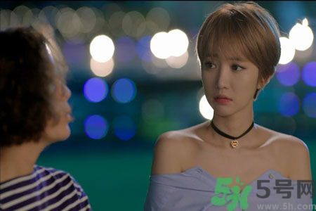 穿露肩服裝好搭配嗎？露肩衣服怎么搭配性感？