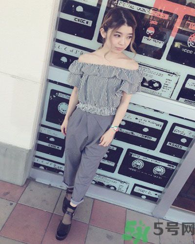 穿露肩服裝好搭配嗎？露肩衣服怎么搭配性感？