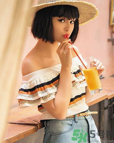 穿露肩服裝好搭配嗎？露肩衣服怎么搭配性感？