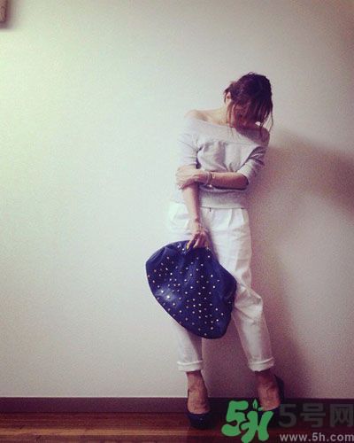 穿露肩服裝好搭配嗎？露肩衣服怎么搭配性感？