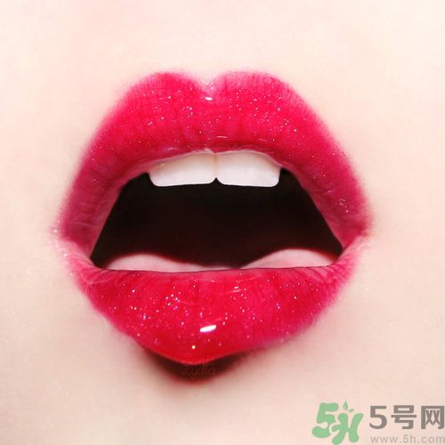 春天嘴唇干裂脫皮怎么辦？嘴唇為什么會(huì)脫皮？