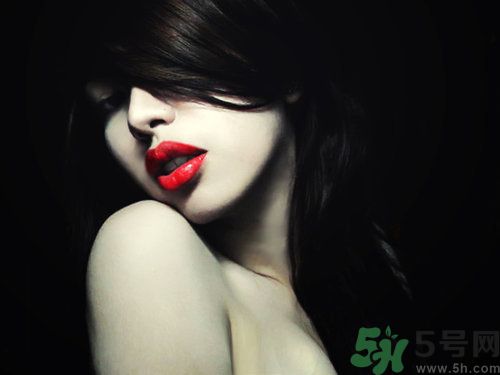 春天嘴唇干裂脫皮怎么辦？嘴唇為什么會(huì)脫皮？