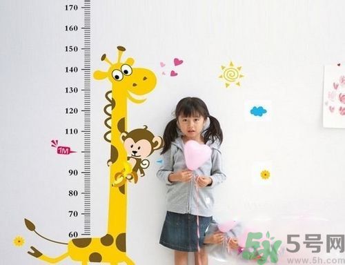 很多人都想長(zhǎng)高一點(diǎn)，確長(zhǎng)不高，只是想想而已，永遠(yuǎn)不行動(dòng)。很多人都嫌棄自己長(zhǎng)得太矮了，卻沒(méi)有什么補(bǔ)救措施。不要以為成年后就不能改變自己身高了。按著這個(gè)來(lái)，你會(huì)發(fā)現(xiàn)不一樣！