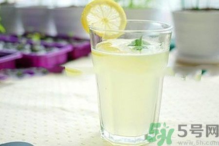 檸檬水怎么喝減肥？檸檬片用多少度的水泡最好？