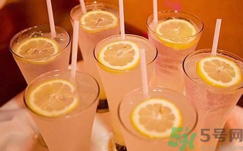 檸檬水怎么喝減肥？檸檬片用多少度的水泡最好？