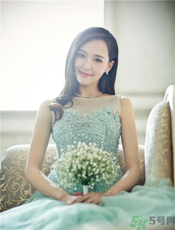 黑色的長(zhǎng)粗眉使整個(gè)臉型更加精致和小巧，紅潤(rùn)的臉妝和粉嫩的裸妝唇，為妝容的甜美度加分。黑色的粗眼線和卷翹的睫毛讓眼睛更靈動(dòng)有神。