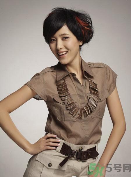 黑色的長(zhǎng)粗眉使整個(gè)臉型更加精致和小巧，紅潤(rùn)的臉妝和粉嫩的裸妝唇，為妝容的甜美度加分。黑色的粗眼線和卷翹的睫毛讓眼睛更靈動(dòng)有神。