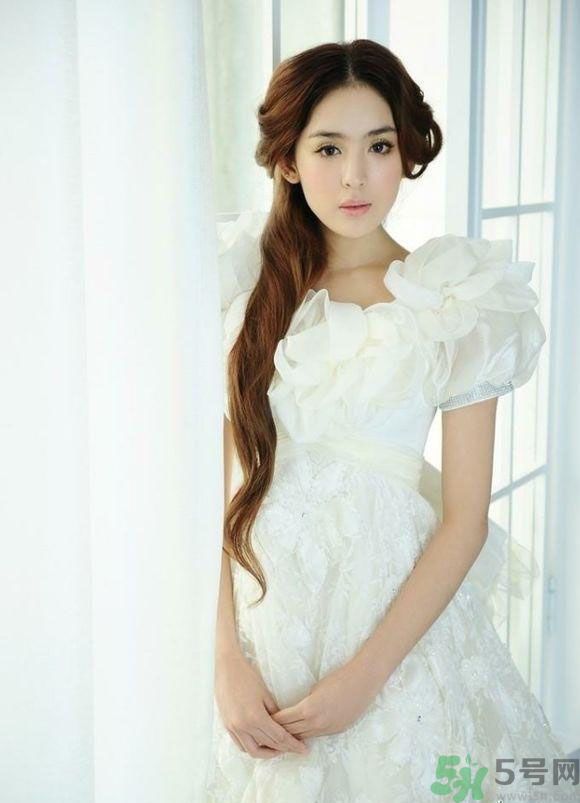 黑色的長(zhǎng)粗眉使整個(gè)臉型更加精致和小巧，紅潤(rùn)的臉妝和粉嫩的裸妝唇，為妝容的甜美度加分。黑色的粗眼線和卷翹的睫毛讓眼睛更靈動(dòng)有神。