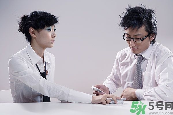 耳垂上有豎紋是怎么回事？山根有橫紋是什么?。?></p><p>心臟疾病的發(fā)生，通常是累積了一連串病因的結果，而非偶發(fā)事件。中醫(yī)治病講求治標更要治本，特別重視從疾病源頭來進行診斷與治療，尤其是在疾病成形之前予以阻斷，防范於未然，而非追著疾病跑。但是要跑在疾病前面，又要能從病因下手，真正需要的不是名醫(yī)，而是每個人都得親自參與這場健康守護戰(zhàn)，如此才能讓護心行動真的奏效。</p><p>《內經》說「心其華在面」。心經也分布到面部，所以臉部是觀察心臟功能的重要部位。</p><p>我平?？丛\時，因為需要讀寫健?？ㄙY料，插卡前都會瞄一下病人的照片。這個習慣有時也能幫上大忙，因為健?？ㄉ系恼掌ǔ１犬斚碌牟∪四贻p一些，很容易可以做一個臉部的比較，甚至可以看出一些端倪或疾病發(fā)展的趨勢。診療時，我會跟病人討論這些年來的差異和變化，也請他們回憶一些關鍵事件，順勢找出疾病的線索。</p><p style=