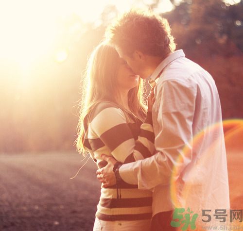 男人劈腿的表現(xiàn)有哪些？怎么判斷一個(gè)男人是否劈腿？